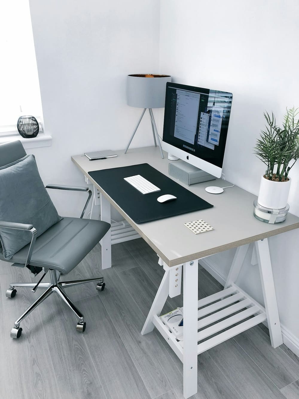 Poste de travail à domicile : bureau, fauteuil et ordinateur