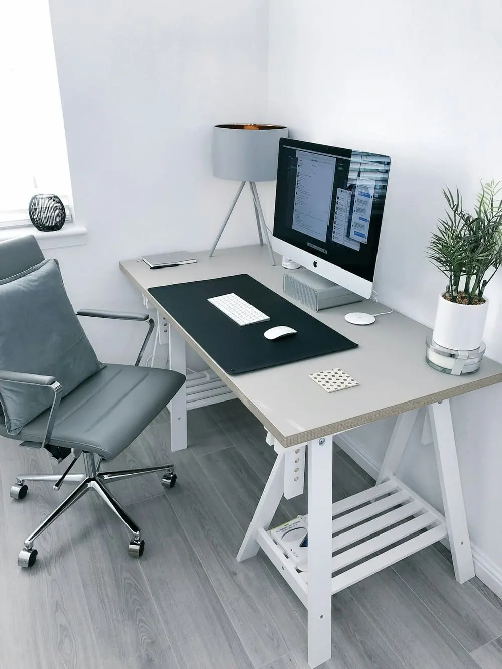 Poste de travail à domicile : bureau, fauteuil et ordinateur